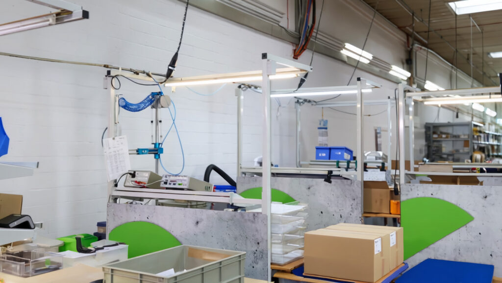 Helle Arbeitsplätze mit effizienten Lichtsystemen zur Unterstützung beim Ausbau der Systemlösungen in einem modernen Raum.