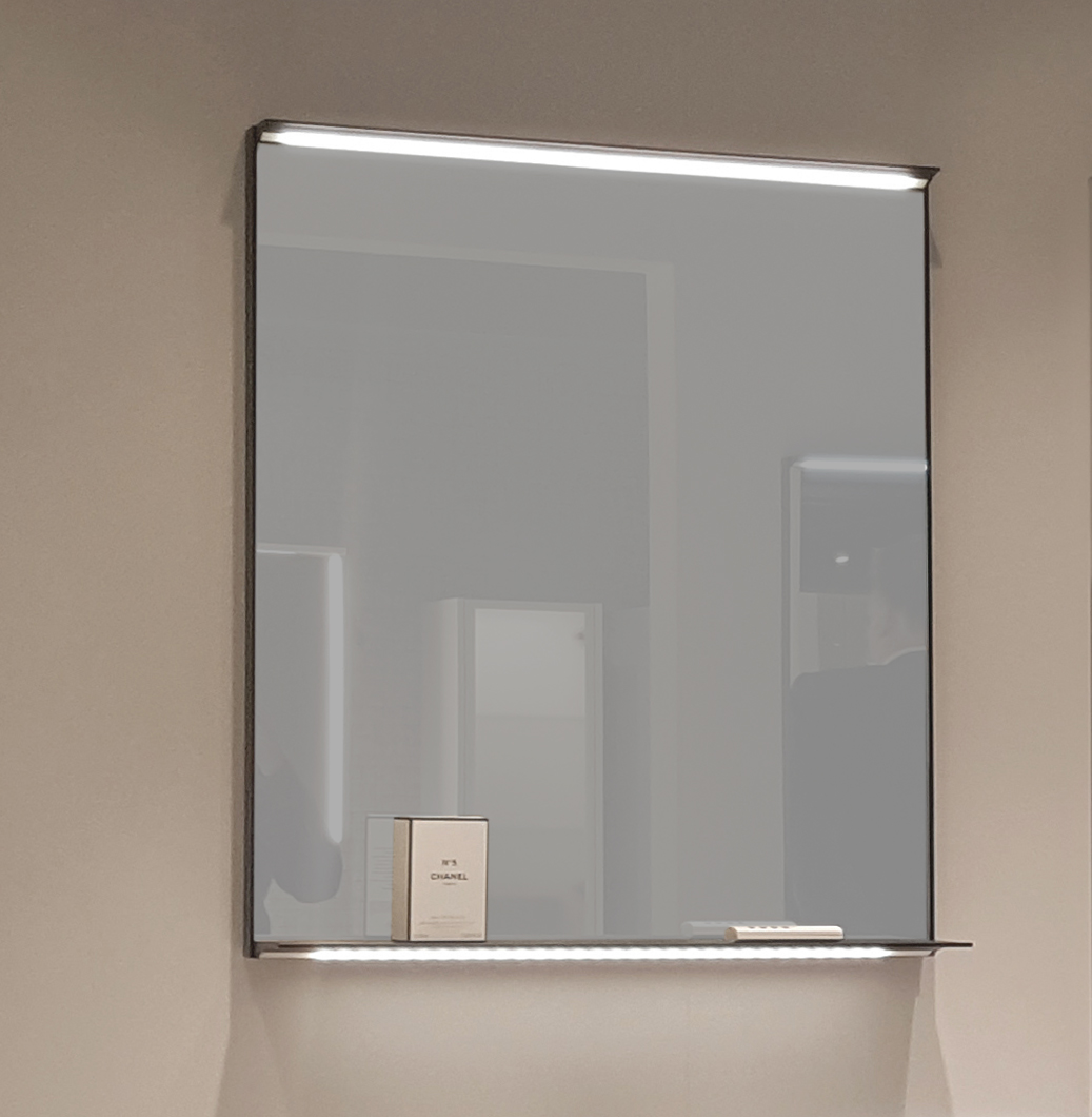 Ein modernes Badspiegel mit integrierter LED-Beleuchtung, das Ambiente und Funktionalität in den Raum bringt.