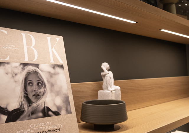 Ein modernes Wohn-Holzregal LD-8124 zeigt eine stilvolle Anordnung von Dekorationsgegenständen und Beleuchtungselementen.