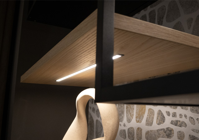 Detailaufnahme eines modernen Wohn-Metallregals LD 8124 mit schlichten Holzregalen und integrierter Beleuchtung.