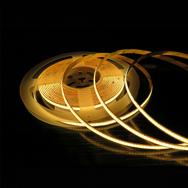 Ein abgerollter Flexstreifen leuchtet sanft und zeigt die flexible Anwendungsmöglichkeiten für moderne Lichtsysteme.