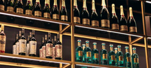 Ein modernes Bar Regal beleuchtet mit Weinflaschen.