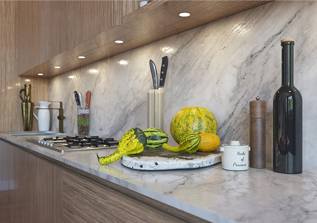 Eine moderne Küche mit einer stilvollen Arbeitsfläche, dekoriert mit frischem Gemüse und eleganten Küchenutensilien.