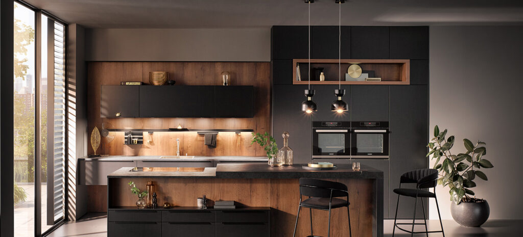 Moderne Küche im Schwarz-Design mit Holzakzenten, eleganter Beleuchtung und stilvollen Möbeln lädt zum Kochen und Verweilen ein.