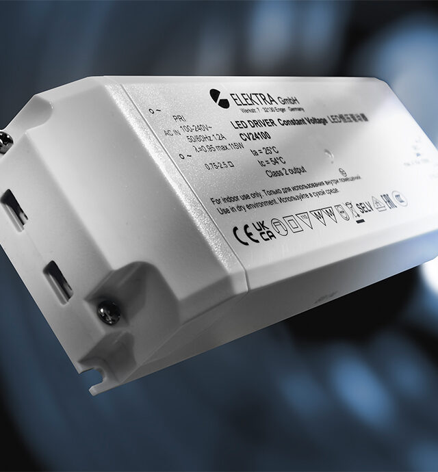 Der ELEKTRA LED-Treiber, präsentiert vor einem sanften Lichtspiel, zeigt effiziente Technologie für moderne Beleuchtungssysteme.