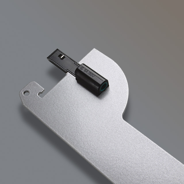 Detailaufnahme einer junic-einspeiser-konsolenmontage mit einem elektrischen Anschluss in einem schlichten, modernen Design.