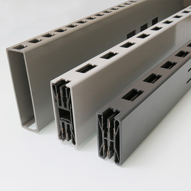 Drei verschiedene Stromleiterprofile in Grau und Schwarz, die optimale Lösungen für effiziente Lichtsysteme bieten.