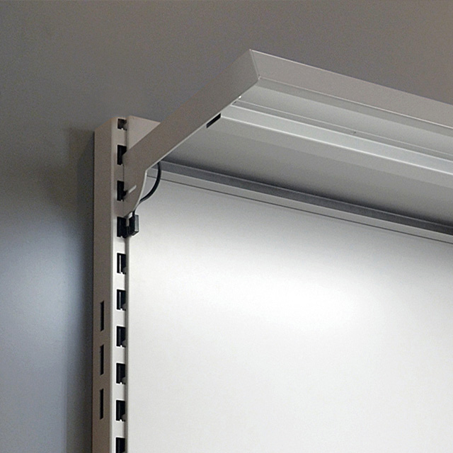 Der junic-regal-einspeiser zeigt eine elegante Verbindungselement, das optimal in moderne Beleuchtungslösungen integriert ist.