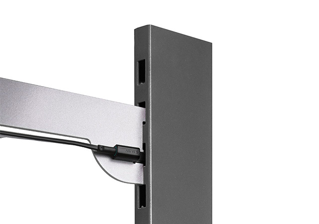 Nahaufnahme eines Junic-Rohres mit Konsole und Einspeiser, das präzise in ein modernes Lichtsystem integriert ist.