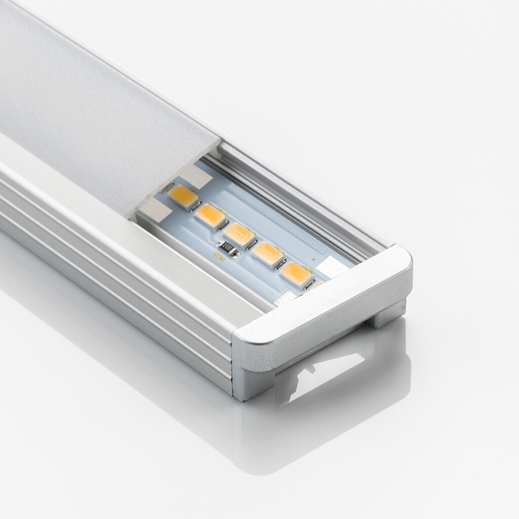 Ein offenes LED-Leuchtenprofil mit effizienter Technologie, ideal für moderne Beleuchtungslösungen