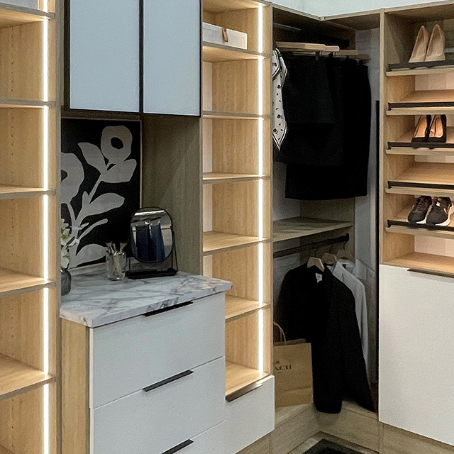 Ein stilvoller Ankleideraum mit modernem Design, beleuchtet von LED-Lichtern, die den Raum elegant akzentuieren.