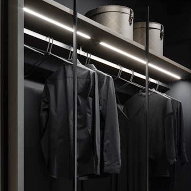 Ein moderner ld8003kf-Kleiderschrank zeigt elegante schwarze Kleidungsstücke und stilvolle Aufbewahrungskörbe unter sanfter Beleuchtung.