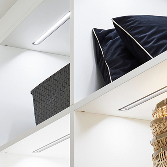 Modernes Regalsystem mit durchdachter Beleuchtung, das sowohl Stauraum als auch einen stilvollen Akzent setzt