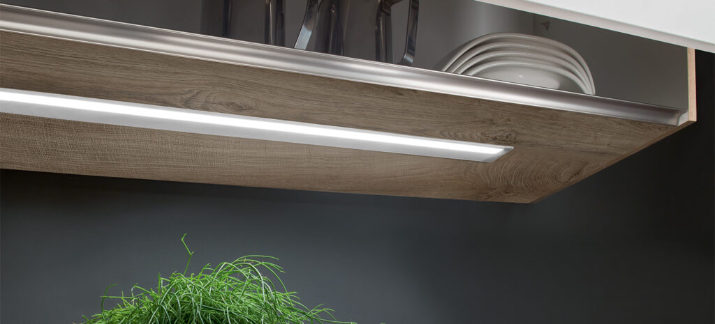 Eleganter Oberschrank mit LED-Beleuchtung und Holzoberfläche, ideal für moderne Küchendesigns.