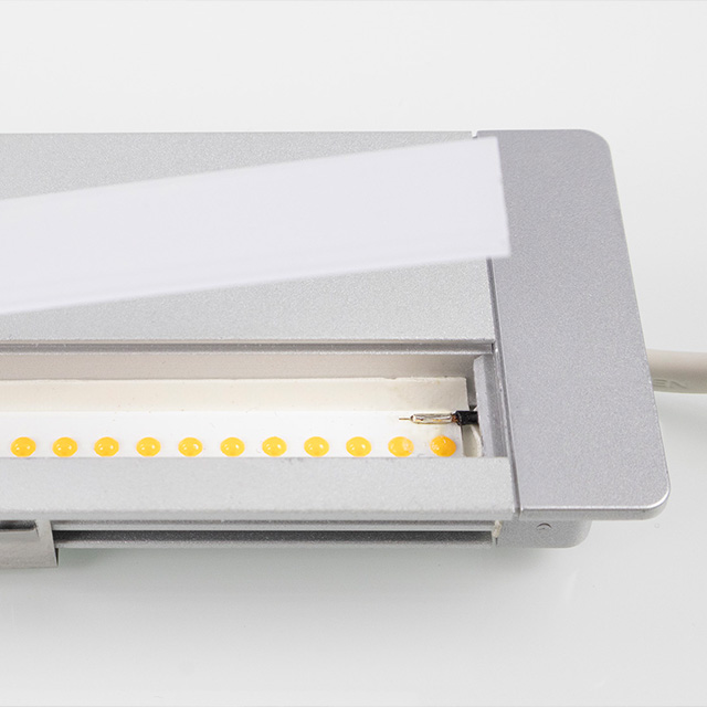 Detailansicht einer LED-Beleuchtungseinheit, die für durchdachte Lichtlösungen in modernen Küchen konzipiert ist.