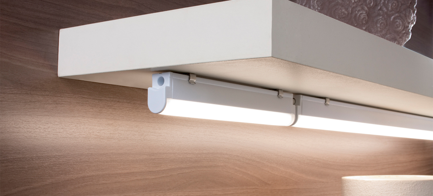 Effiziente Beleuchtung unter dem Regal sorgt für eine angenehme Atmosphäre im Raum und hebt dekorative Elemente hervor.