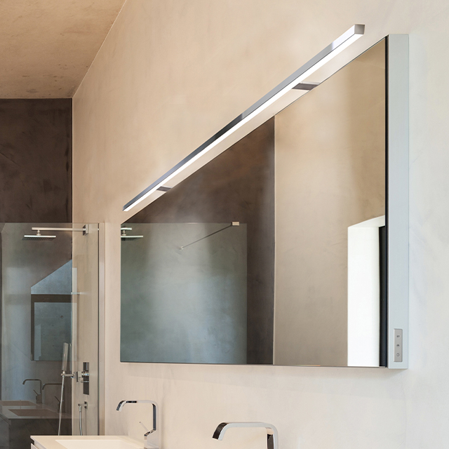 Ein modernes Badezimmer mit elegantem Waschbecken, einem großen Spiegel und stilvoller Beleuchtung durch eine LD 8104 A mit zwei Haltearmen