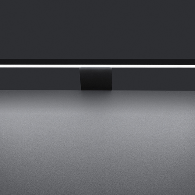 Detailaufnahme eines eleganten, schwarzen Auslegers mit sanftem Licht, ideal für moderne Raumkonzepte