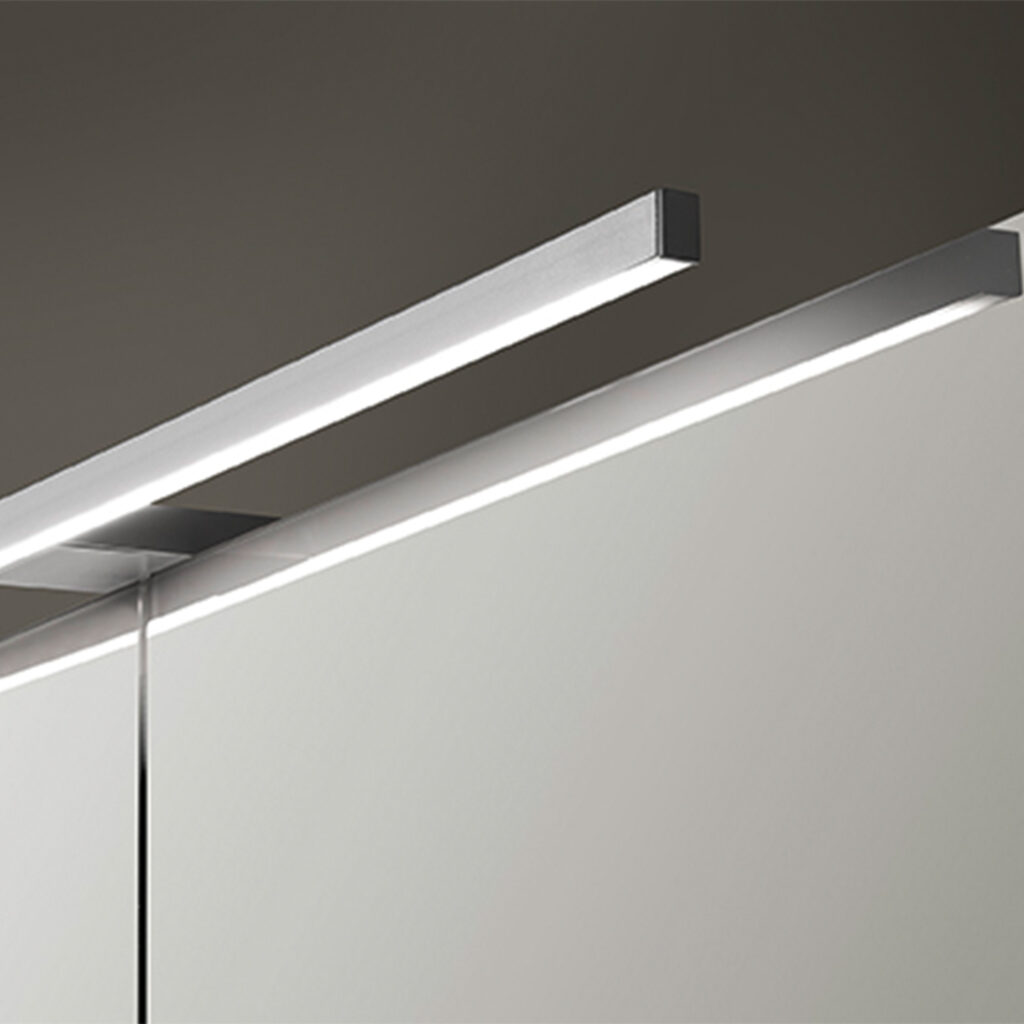 Ein elegantes silbernes LED-Lichtsystem beleuchtet einen Spiegel, perfekt für moderne Wohnräume