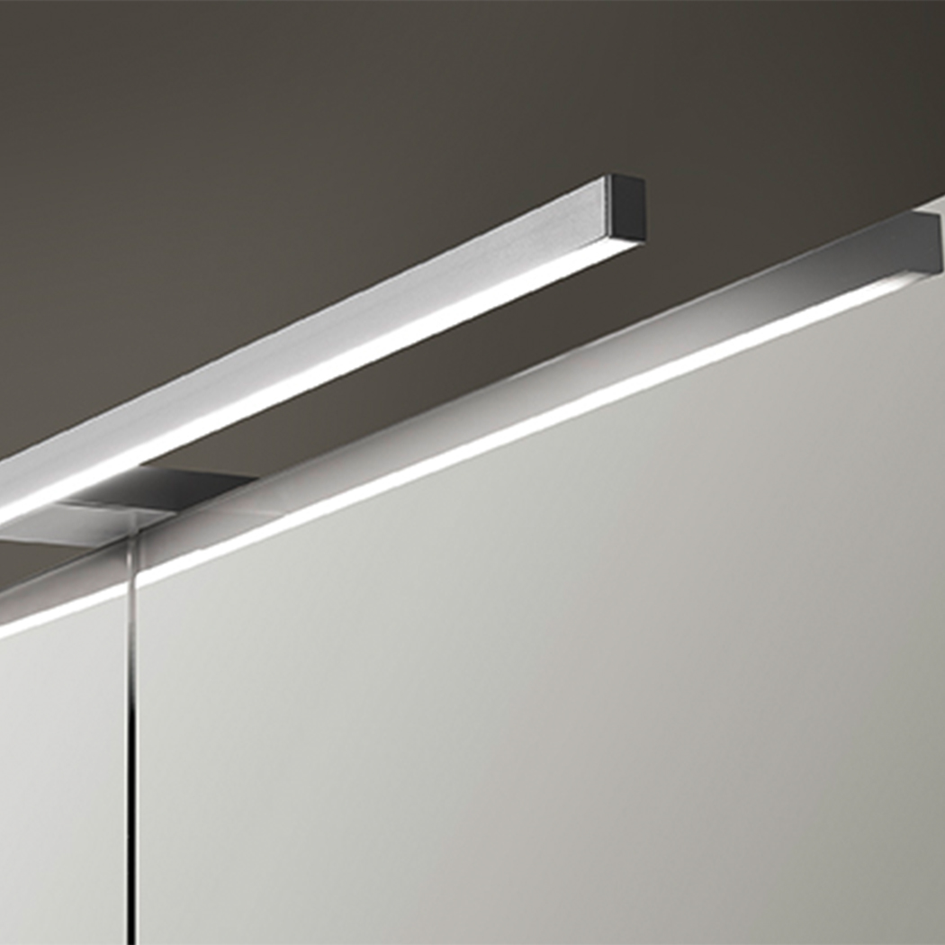 Ein elegantes silbernes LED-Lichtsystem beleuchtet einen Spiegel, perfekt für moderne Wohnräume | © Name.