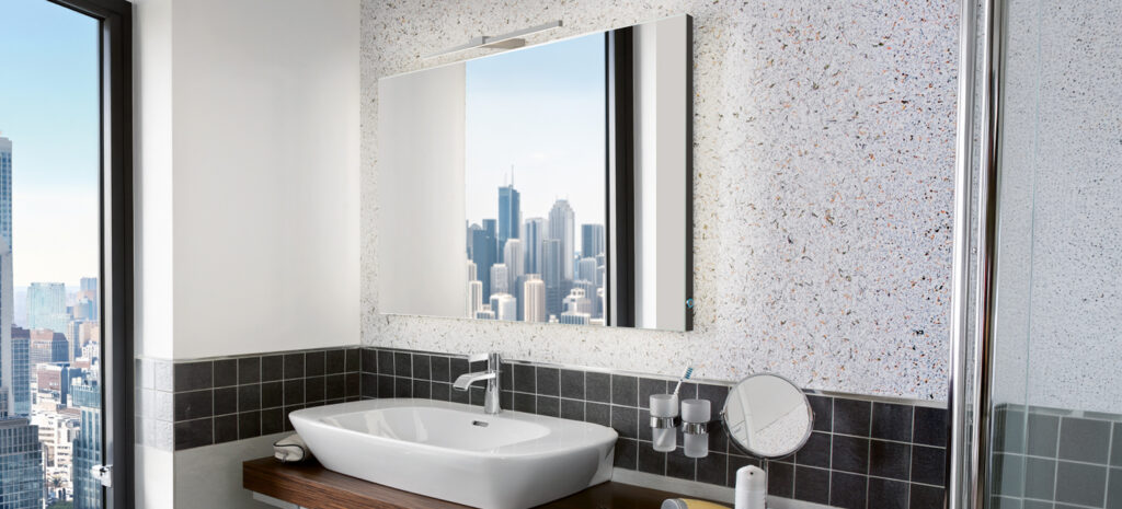 Modernes Badezimmer mit elegantem Waschbecken und großem Spiegel, Blick auf die Stadt durch die Fenster.