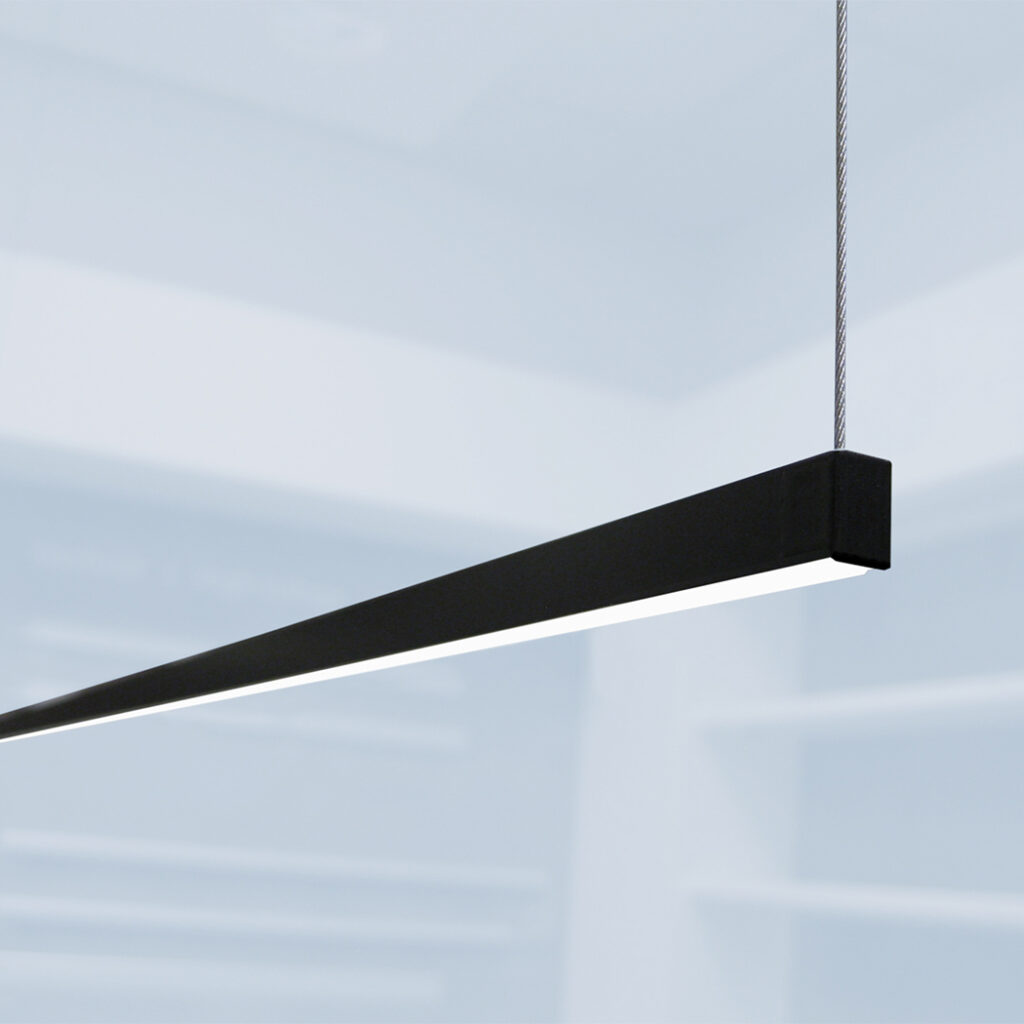 Eine elegante, schwarze Pendelleuchte sorgt für präzises Lichtprofil und ergänzt moderne Raumkonzepte perfekt.