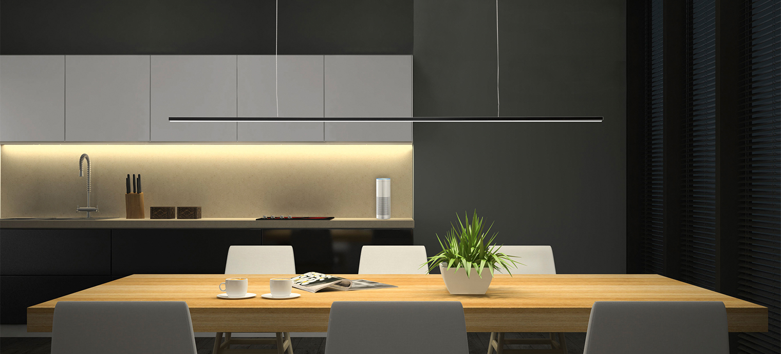 Ein eleganter Esstisch mit Holzoberfläche, umgeben von modernen Stühlen und beleuchtet von einer schlanken LD 8104 P Design-Pendelleuchte.