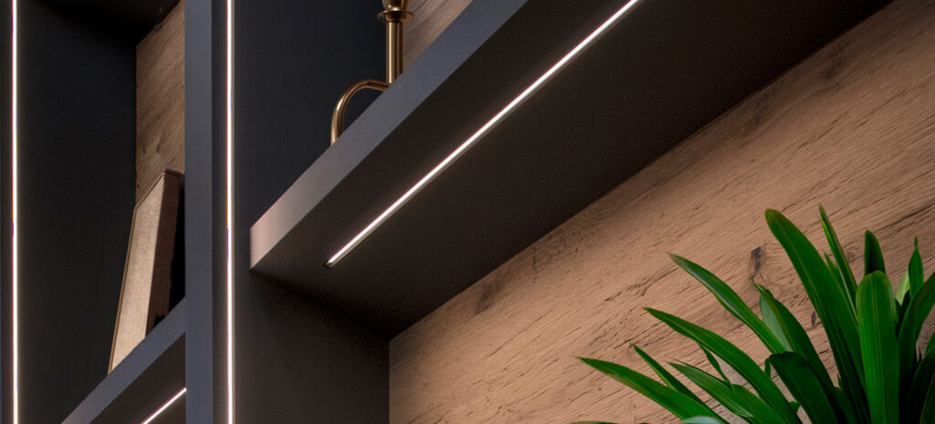 Ein modernes Regal mit elegantem Beleuchtungssystem, das Holz und Pflanzen harmonisch in Szene setzt.