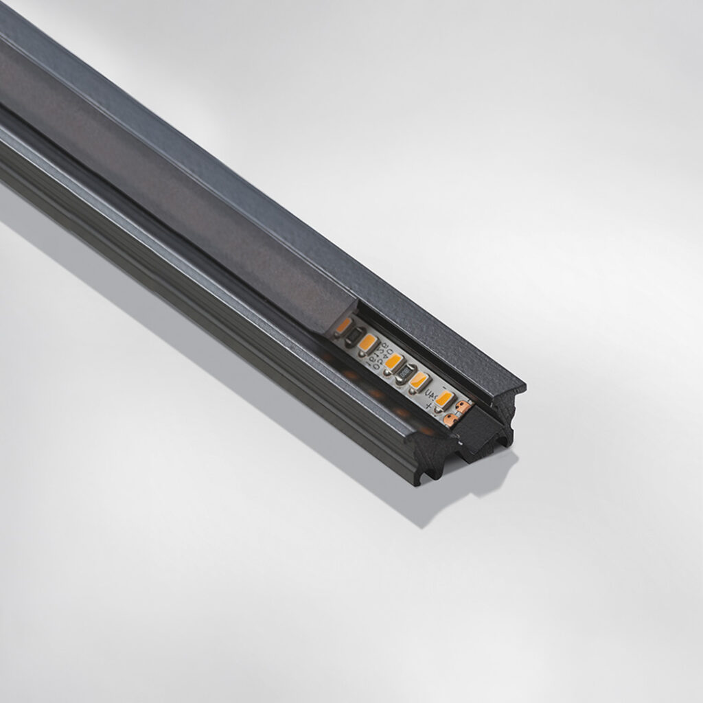 Offene LED-Leiste in elegantem Schwarz, ideal für moderne Beleuchtungslösungen ohne Endkappe.
