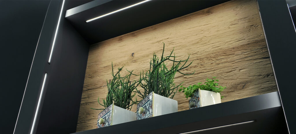 Ein elegantes ld8112-Regal mit sanften LED-Leuchten, das dekorative Pflanzen hinter einem Holz-Hintergrund präsentiert.