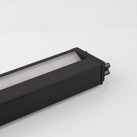 Linearleuchte LD 8132 auf neutralem Hintergrund mit Fokus auf die abgewinkelte Abdeckung