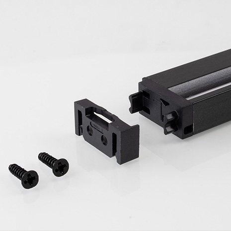 Linearleuchte LD 8132 auf neutralem Hintergrund mit Fokus auf die Befestigungsclips