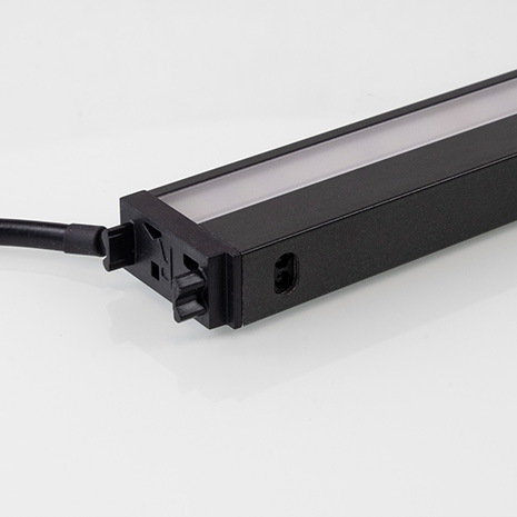 Linearleuchte LD 8132 auf neutralem Hintergrund mit Fokus auf den IR Sensor