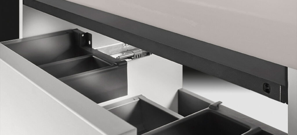Der offene ld8132-Unterschrank zeigt praktische Fächer zur Aufbewahrung, ideal für eine moderne Kücheneinrichtung.