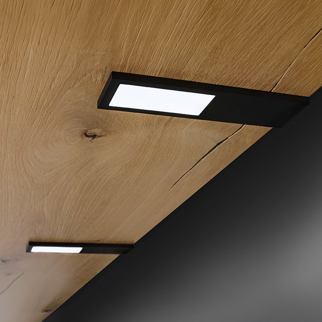 LD 8142 in schwarzer Ausführung, angebracht unter einem Holzregal mit rustikaler Maserung.