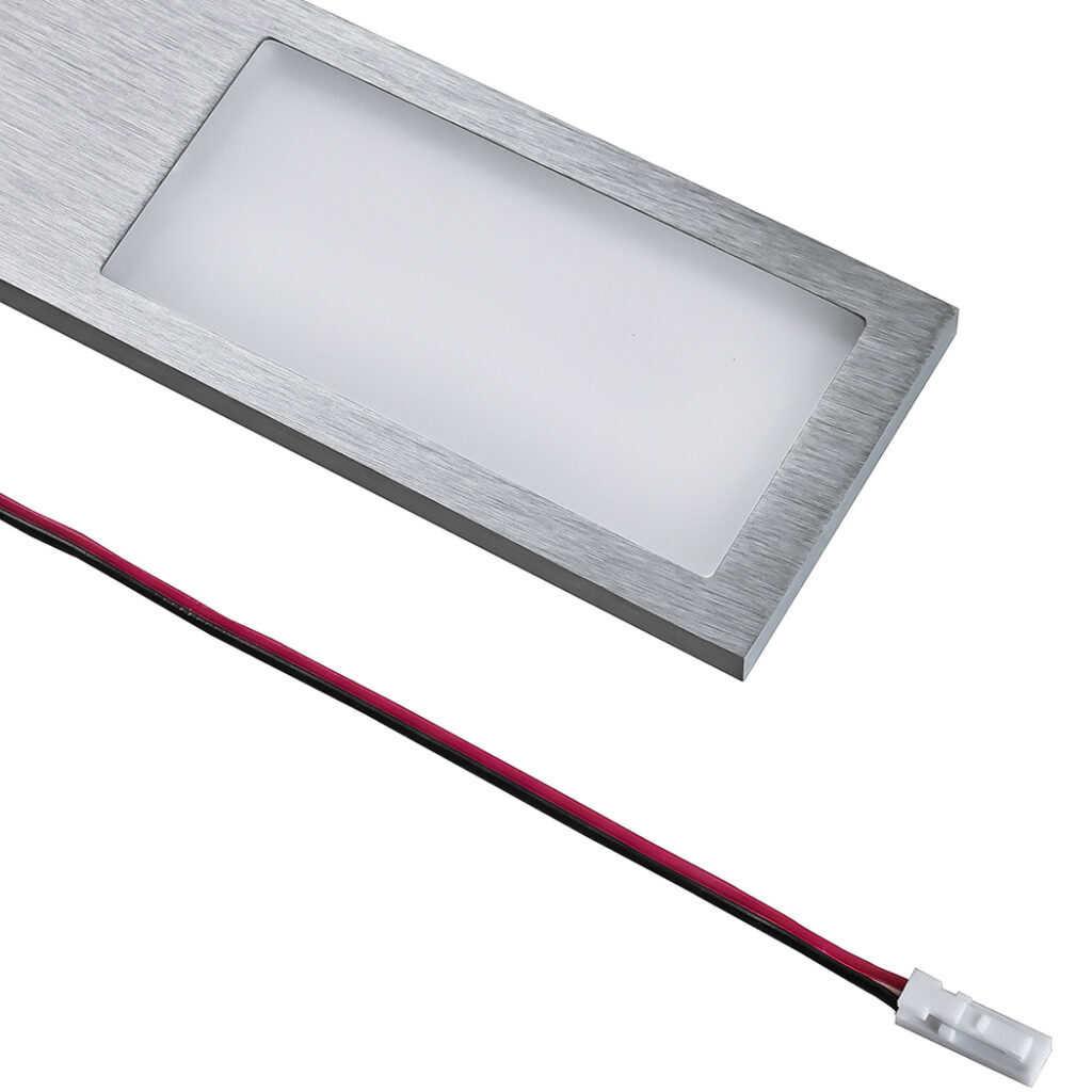 Detailbild einer LD 8142 mit silberner, gebürsteter Oberfläche, opalem Diffuser und Anschlusskabel