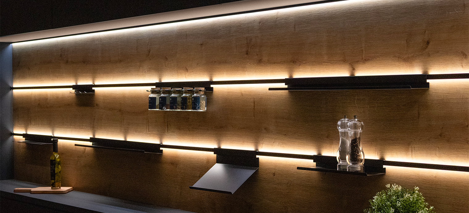 Stimmungsvolle LED-Beleuchtung mit der LD 8177 hebt die Regale in einer modernen Küche hervor und schafft eine einladende Atmosphäre.