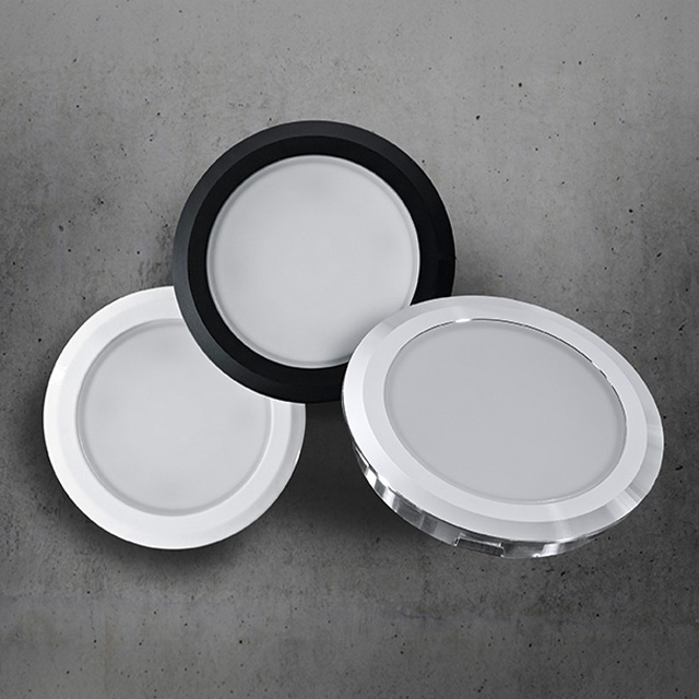 Eine elegante Leuchtenkomposition aus Beton mit runden Designs in Schwarz, Weiß und Silber, ideal für moderne Räume. | © Name