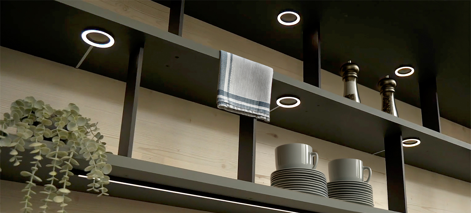 Ein modernes Küchenregal mit stilvoller Beleuchtung, Geschirr und einem Handtuch schafft eine einladende Atmosphäre.