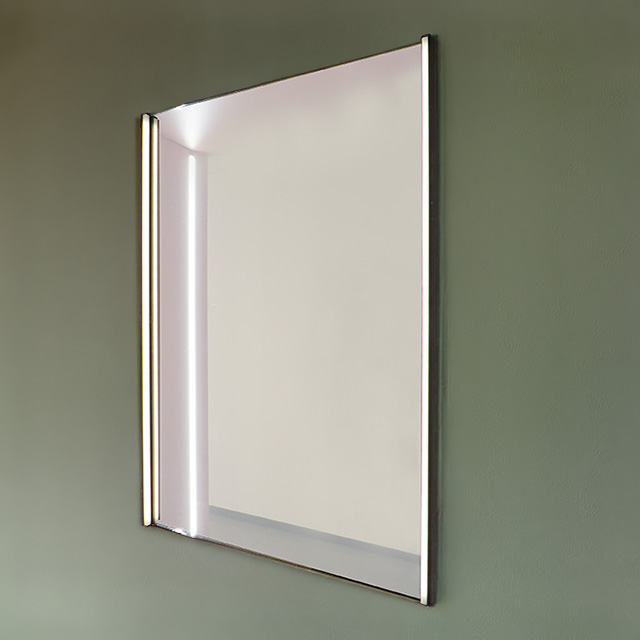 Spiegel an grüner Wand mit seitlich angebrachter LD 8288 als  Beleuchtung.