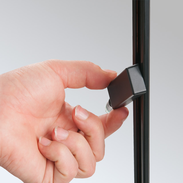 Ein Hand, die einen drehbaren Micro-Stromabnehmer an einem Lichtsystem montiert, zeigt effiziente Nutzung der Technik.