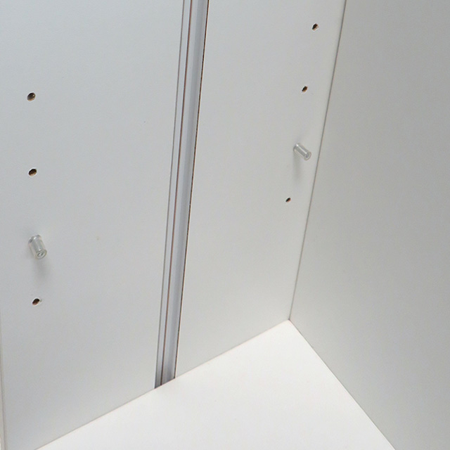 Das Bild zeigt eine Vario-Streacliterprofil-Seitenwand mit präzisen Bohrlöchern zur optimalen Befestigung in einem Lichtsystem.